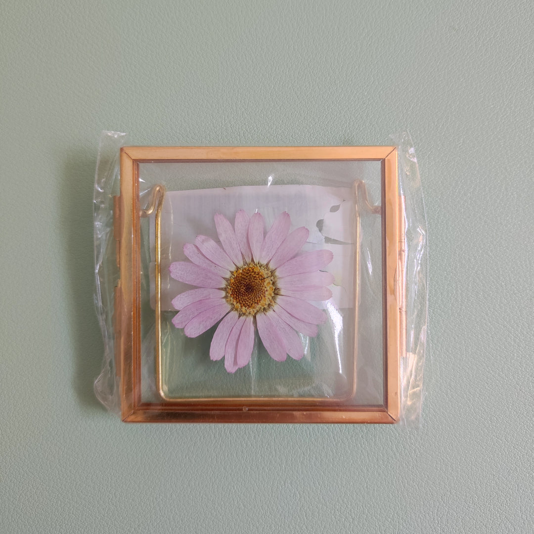 Glasrähmchen mit Blüte
