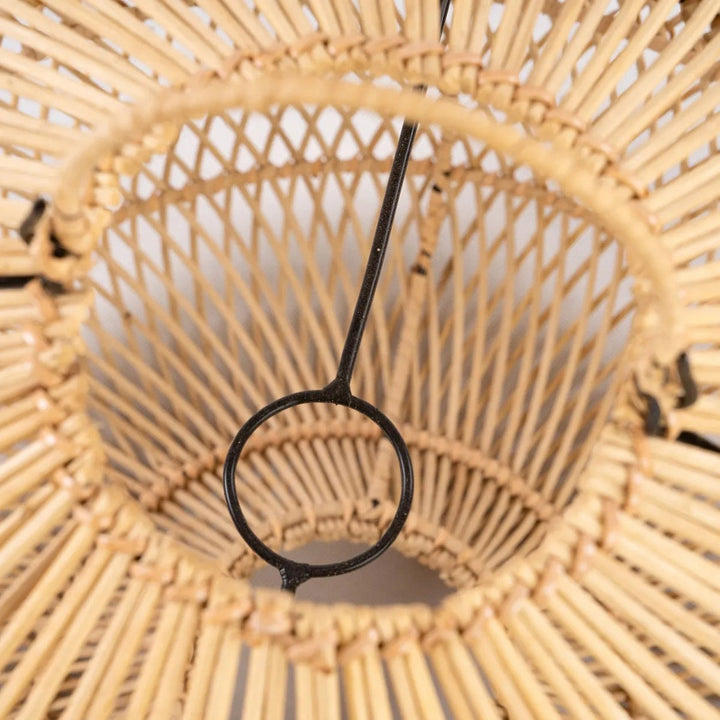 Der "Batu Bolong" Anhänger – Natur – L - Boho Lampenschirm aus Rattan