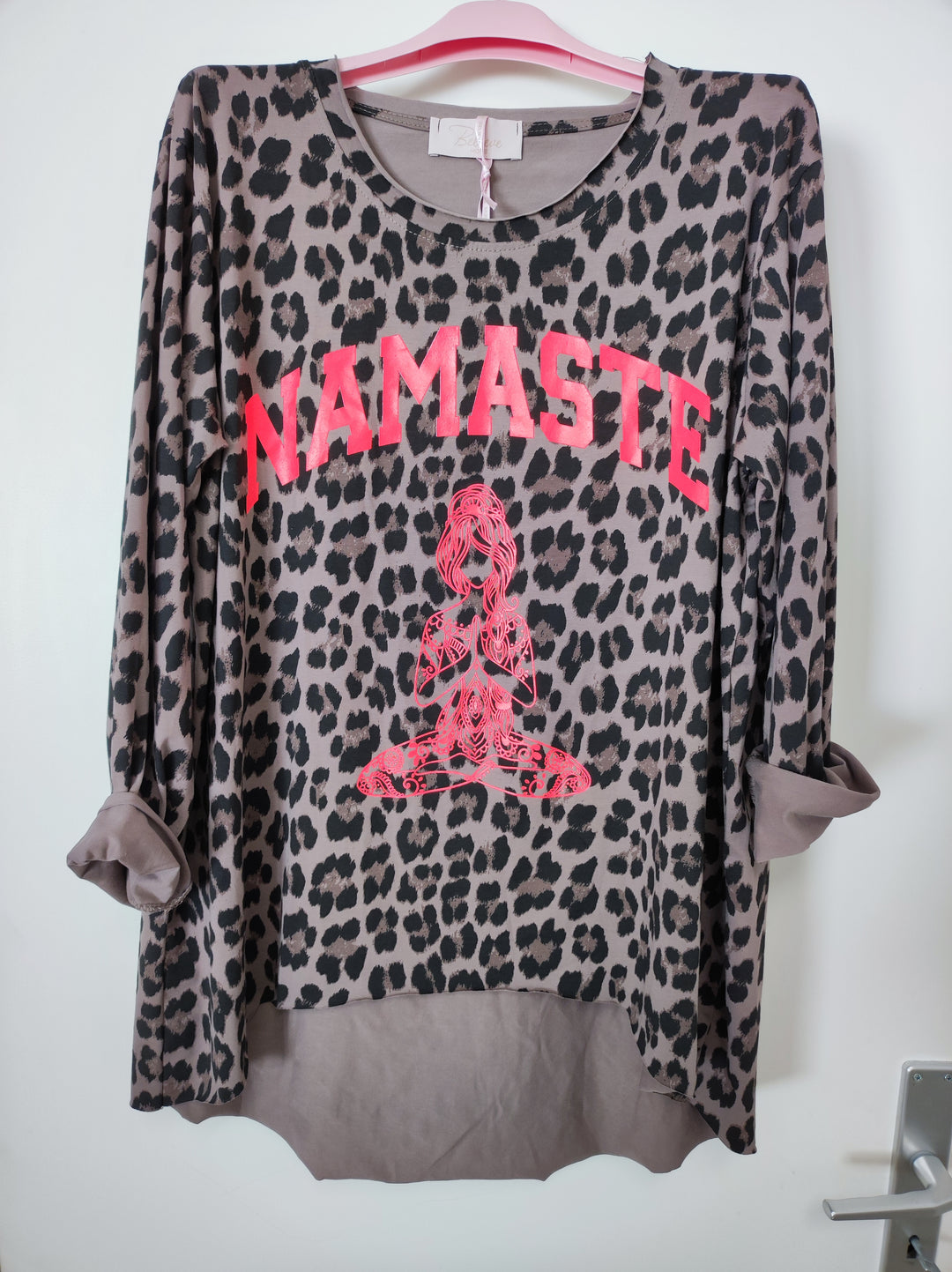Shirt - Namaste - Leo dunkel - neonpink