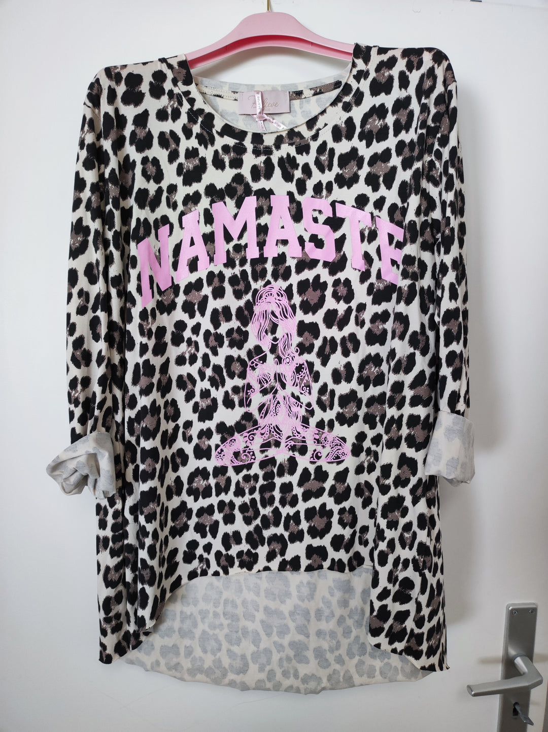 Shirt - Namaste - Leo hell - rosa