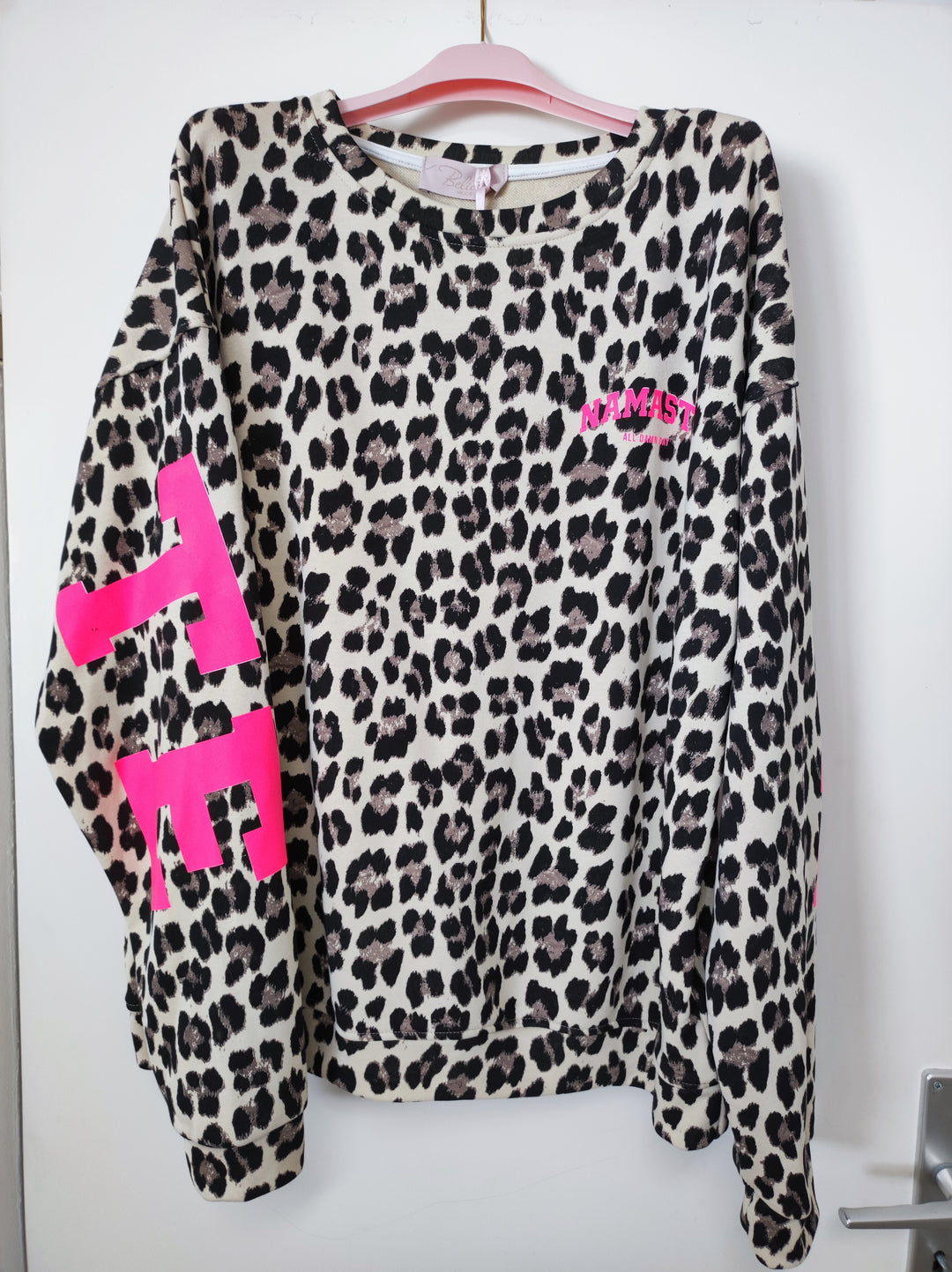 Pulli NAMASTE - Leo hell - neonpink