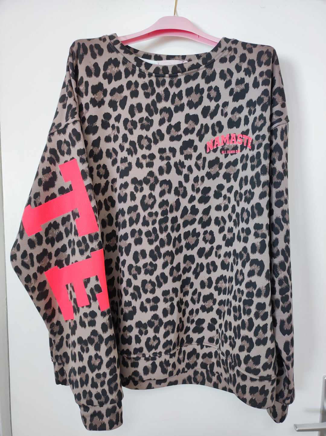 Pulli NAMASTE - Leo dunkel - neonpink