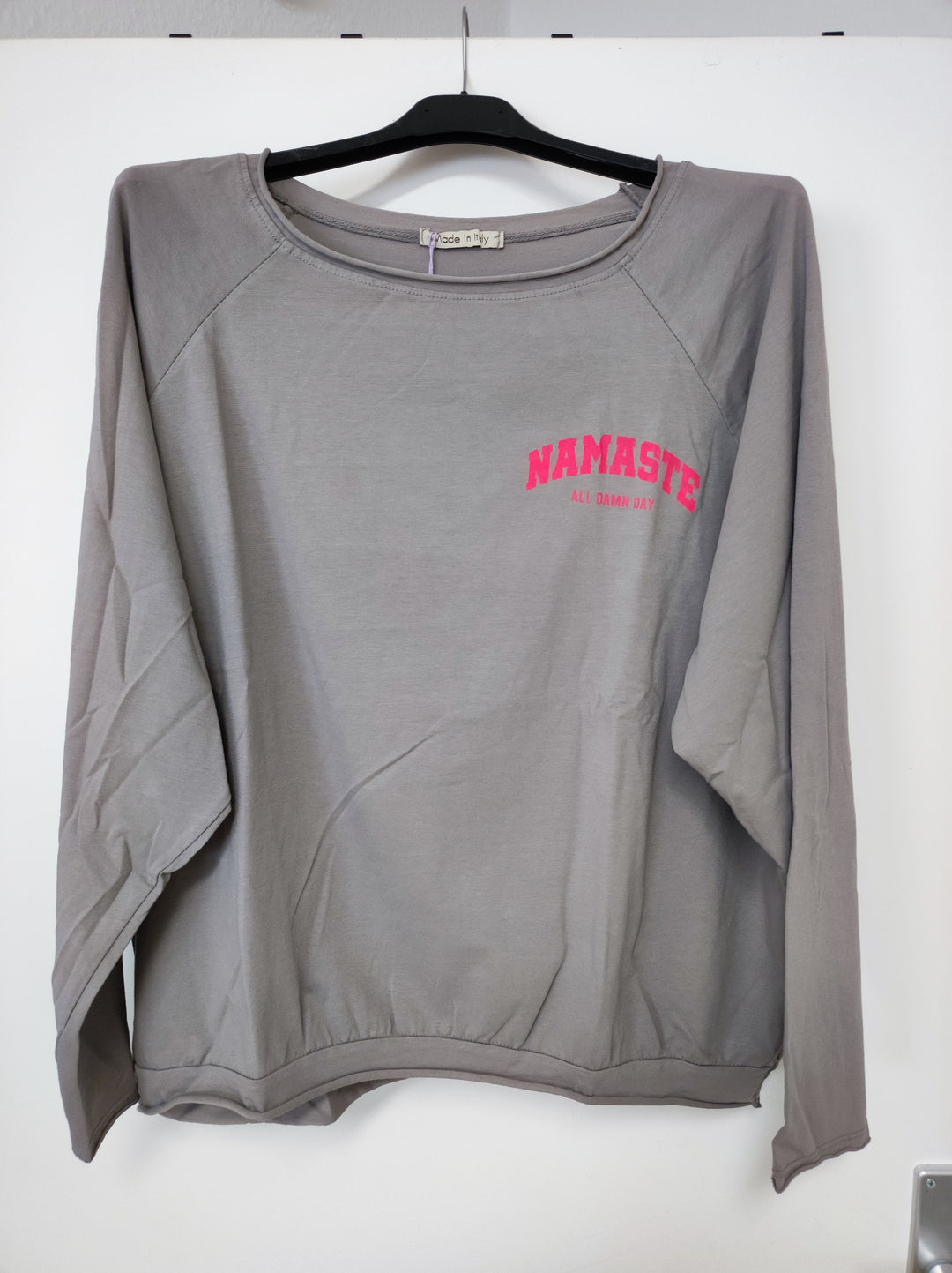Shirt NAMSTE - graubraun neonpink - langarm