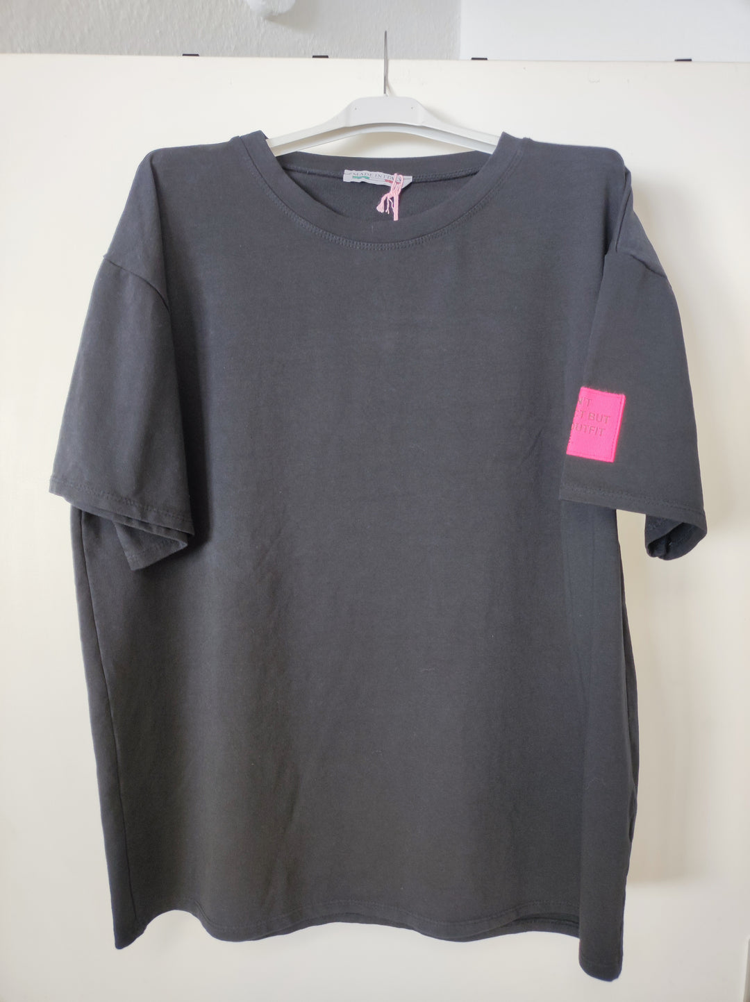 Shirt - schwarz - Statement Patch Neon Ärmel