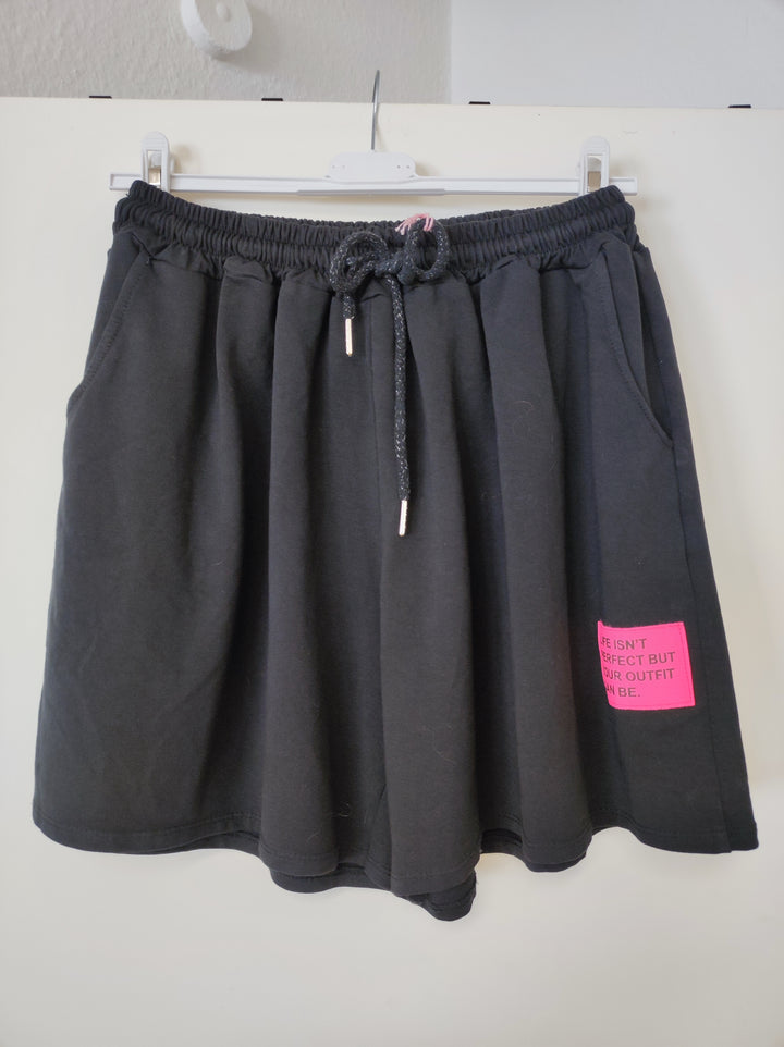 Hose / Shorts - schwarz - Statement Patch Neon