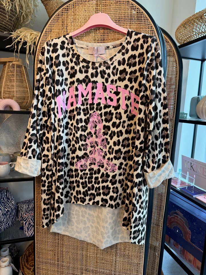 Shirt - Namaste - Leo hell - rosa