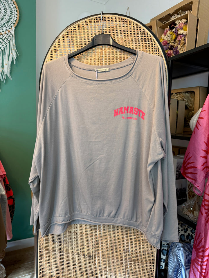 Shirt NAMSTE - graubraun neonpink - langarm