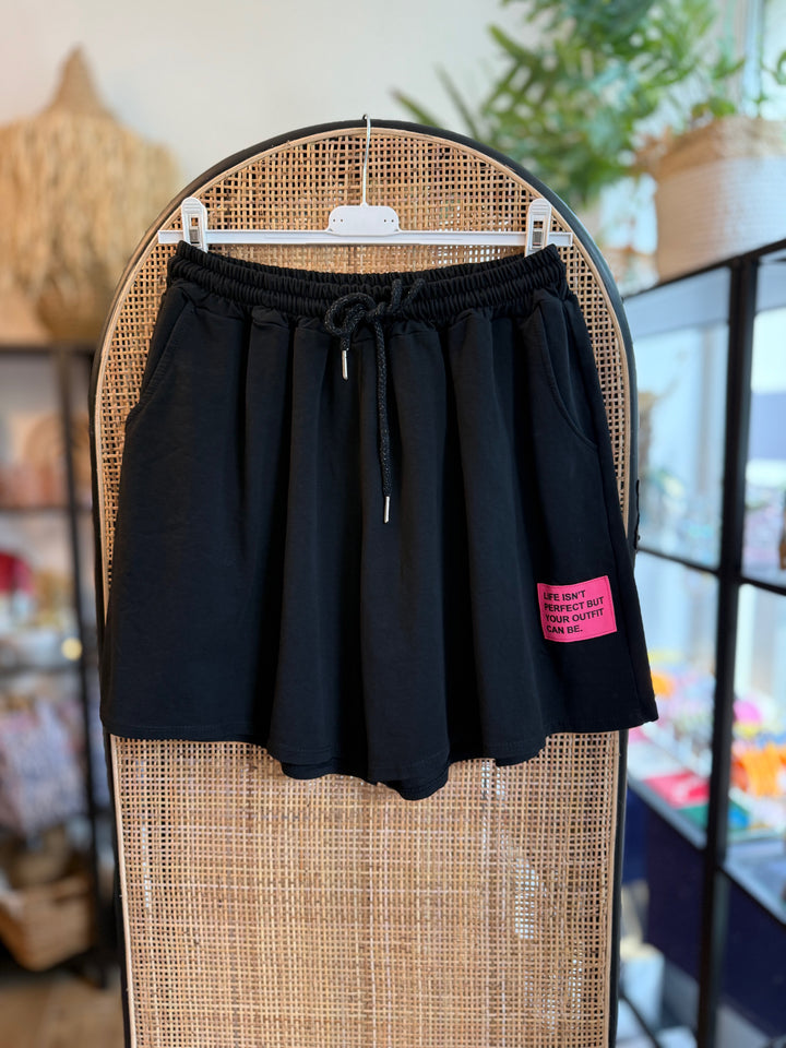 Hose / Shorts - schwarz - Statement Patch Neon