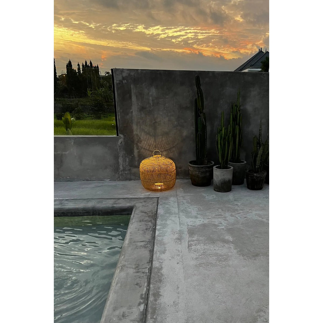 Der "Batu Bolong" Anhänger – Natur – L - Boho Lampenschirm aus Rattan