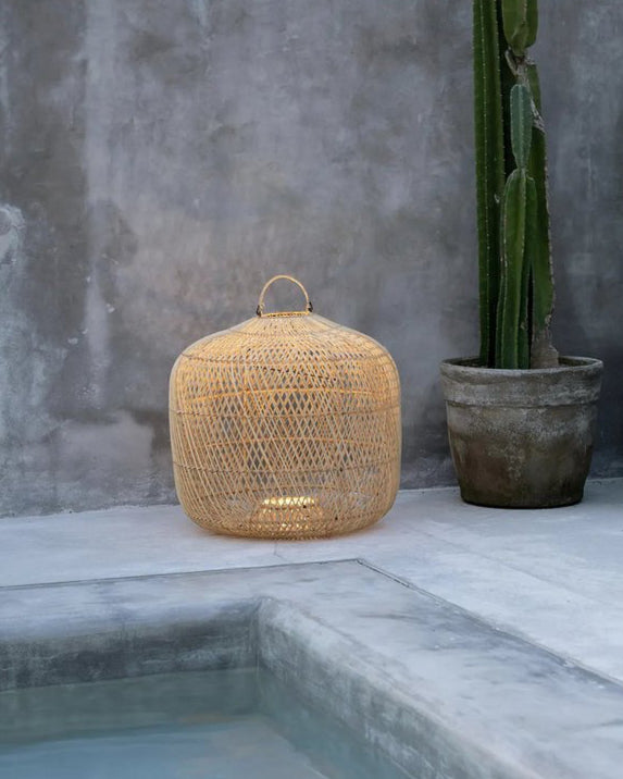 Der "Batu Bolong" Anhänger – Natur – L - Boho Lampenschirm aus Rattan