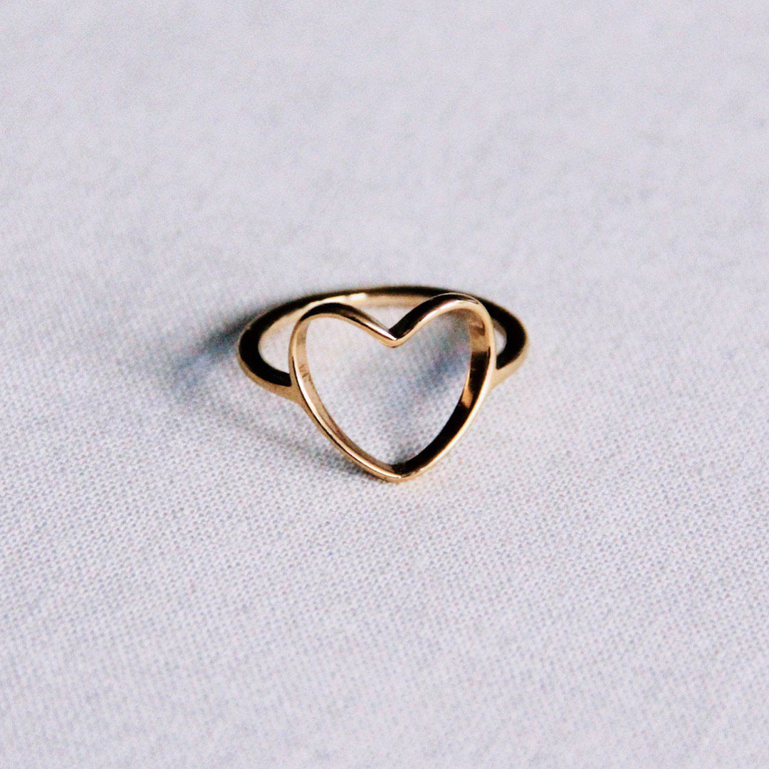 Ring mit offenem Herzen – Gold – Feiner Edelstahlring mit Herz-Motiv