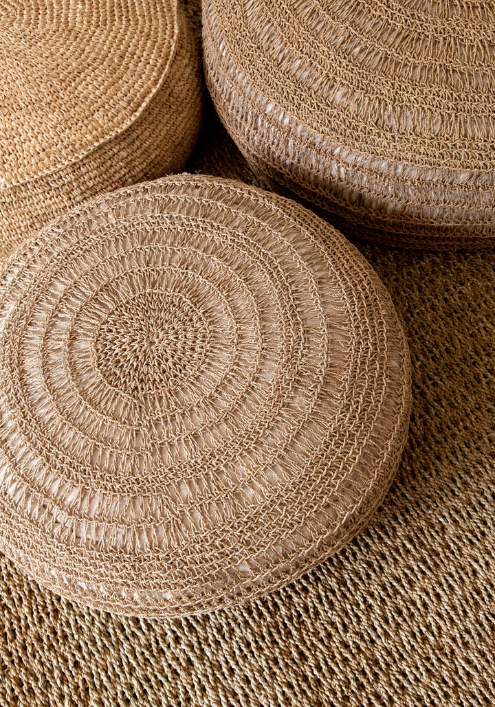 Der "Flores" Pouf - Natur - Boho Sitzhocker aus Raffiabast