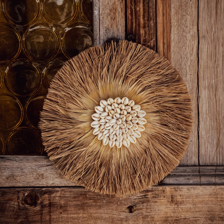 Muschel Wanddeko mit Kaurimuscheln und Grasfransen