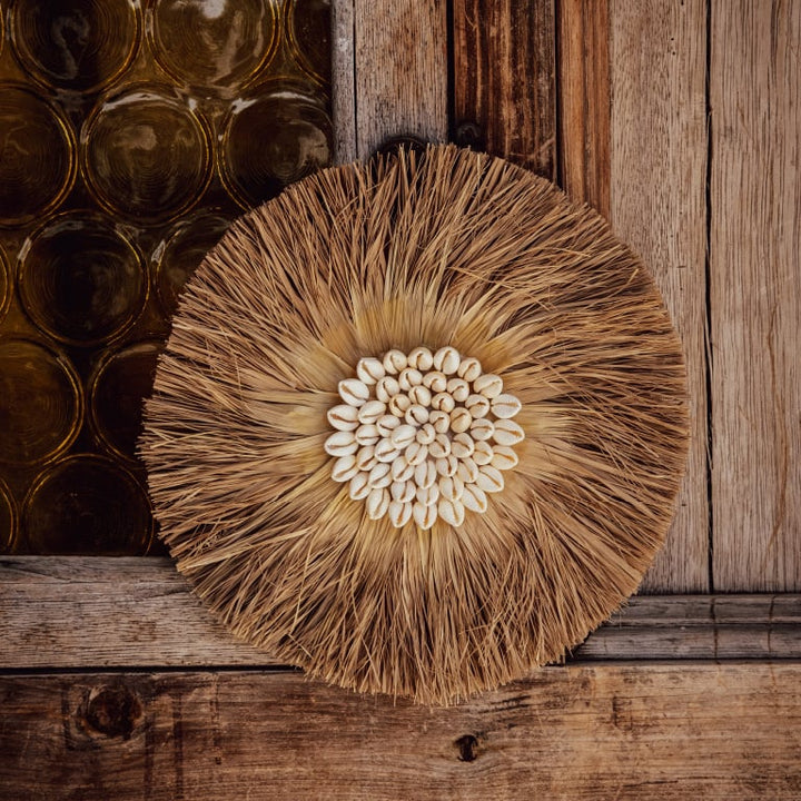 Muschel Wanddeko mit Kaurimuscheln und Grasfransen