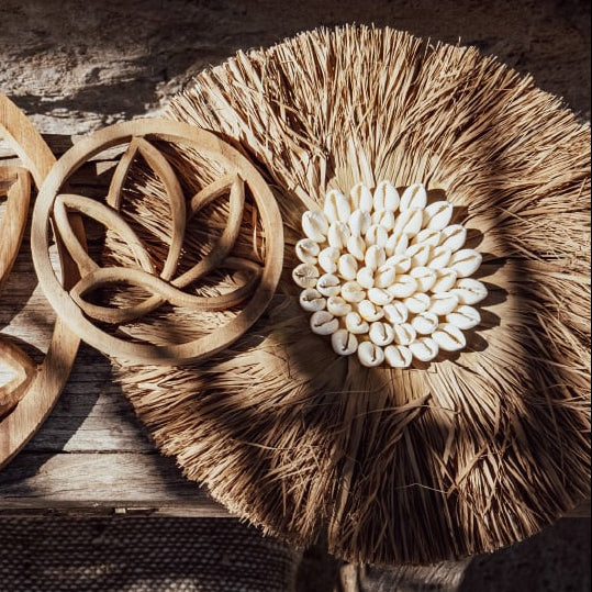 Muschel Wanddeko mit Kaurimuscheln und Grasfransen