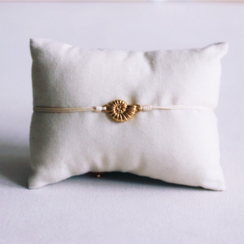 Armband - Satinband Charm Gold SHELL - Sand