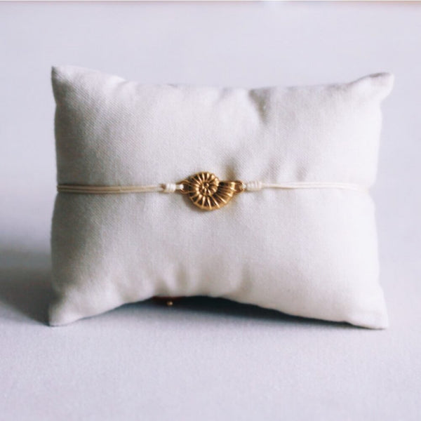 Armband - Satinband Charm Gold SHELL - Sand