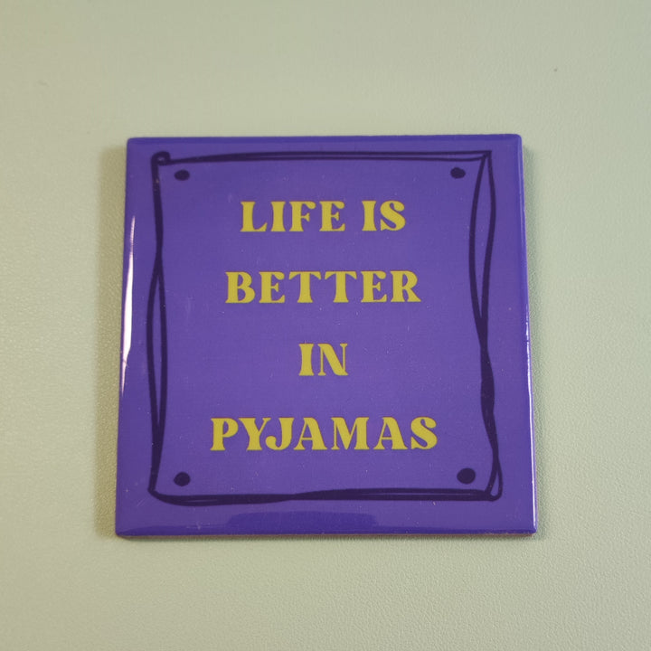 Fliese Deko‑Hänger LIFE IS BETTER IN PJ's – Charmante Statement-Wanddeko