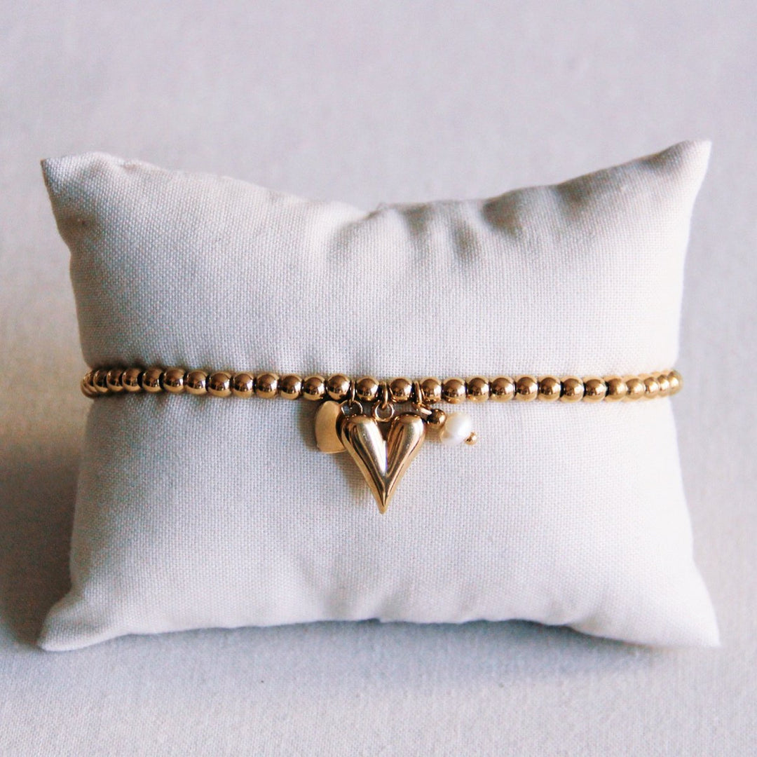 Perlenarmband mit Charms Herzen und Miniperle - Gold