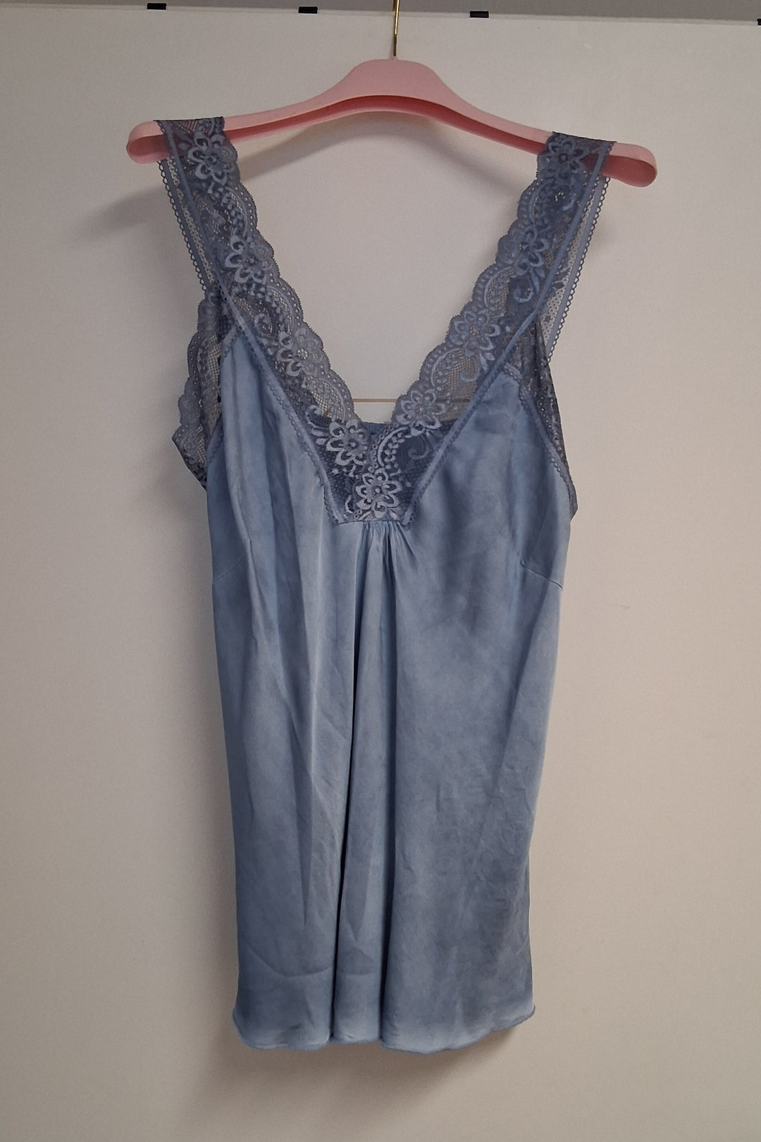Cami Top - Top mit Spitzenträgern - Satin Look - 4 Farben