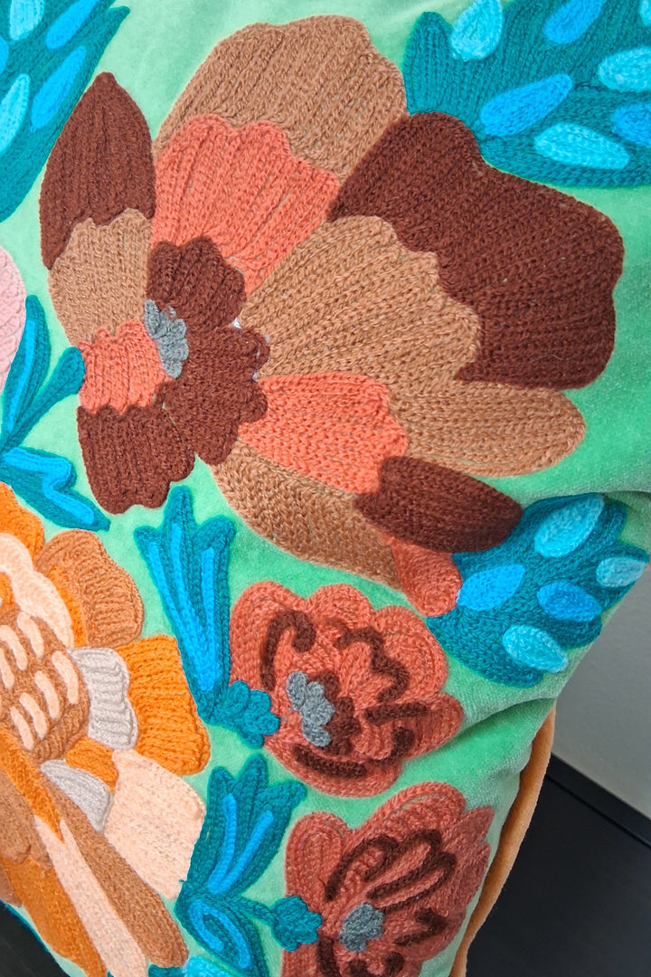 Zierkissen - Dekokissen mit Füllung - Samtkissen mit Retro-Blumen Stickerei - 45x45cm