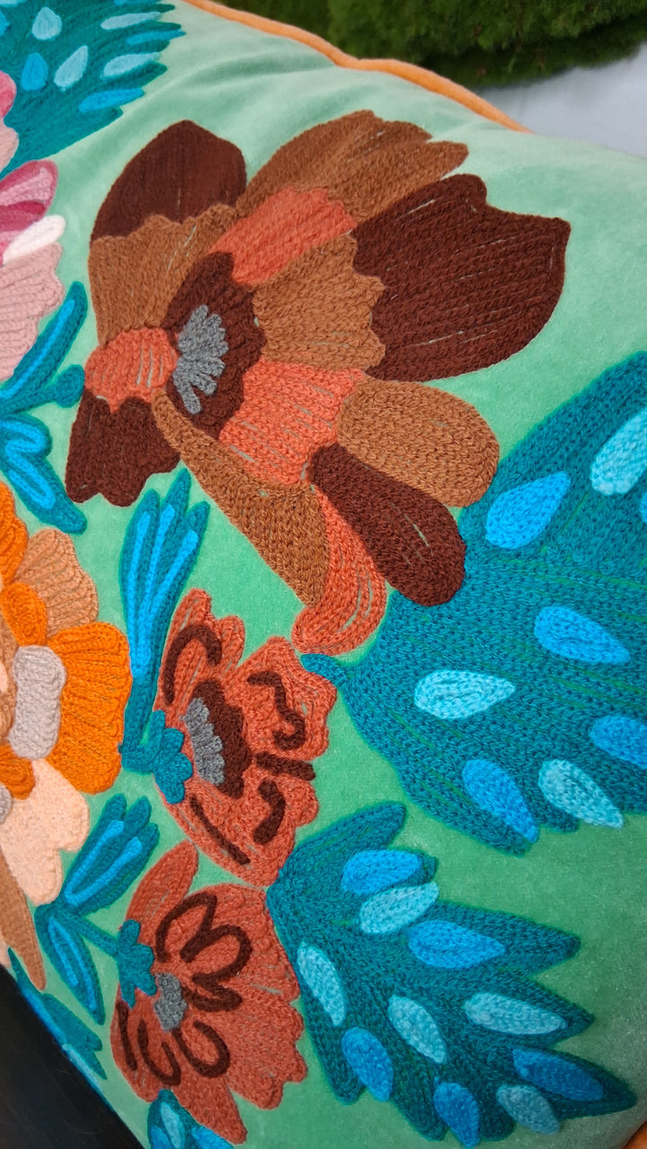 Zierkissen - Dekokissen mit Füllung - Samtkissen mit Retro-Blumen Stickerei - 40x60cm