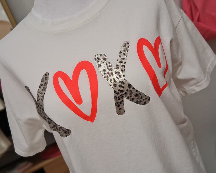 T-Shirt XOXO - weißes Shirt mit Neon & Leoprint