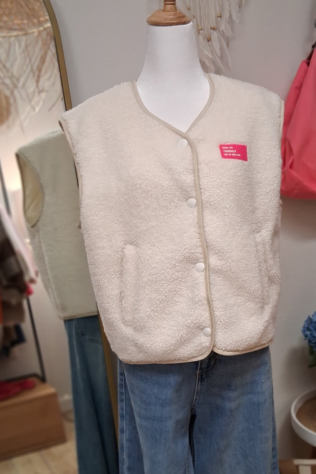 Weste TEDDY - cremeweiß mit Neon Statement Patch