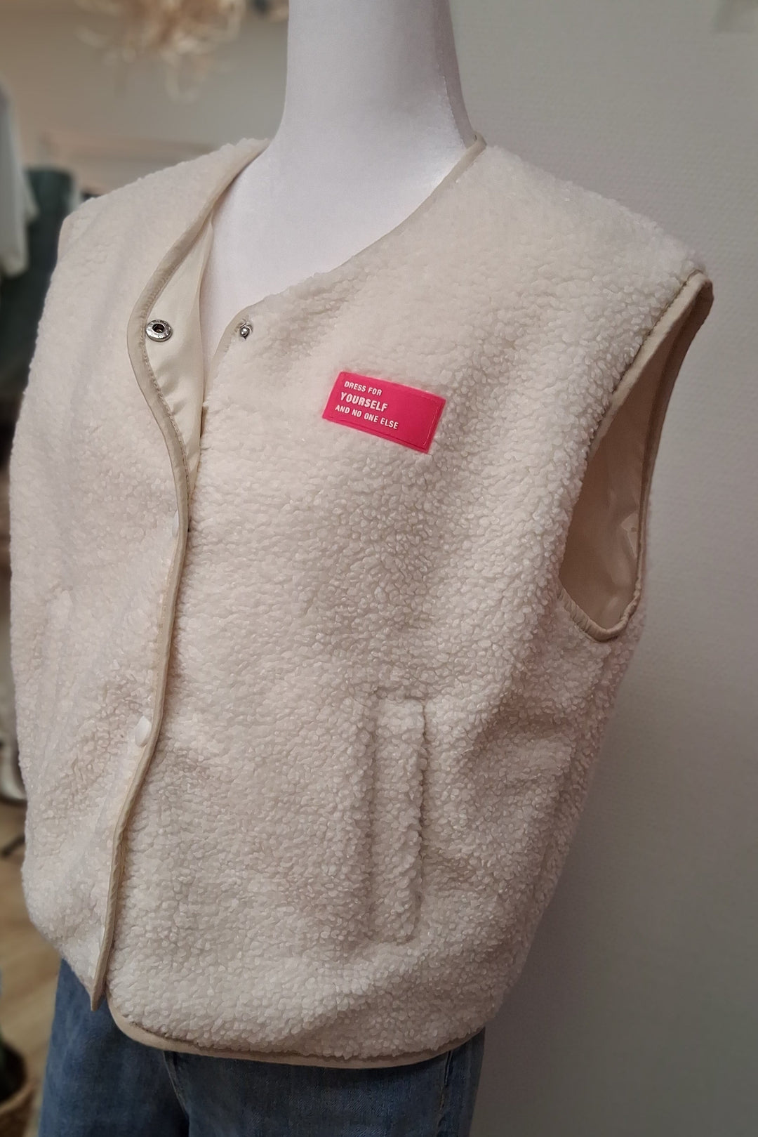 Weste TEDDY - cremeweiß mit Neon Statement Patch