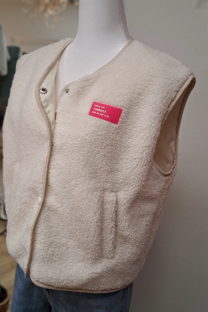 Weste TEDDY - cremeweiß mit Neon Statement Patch
