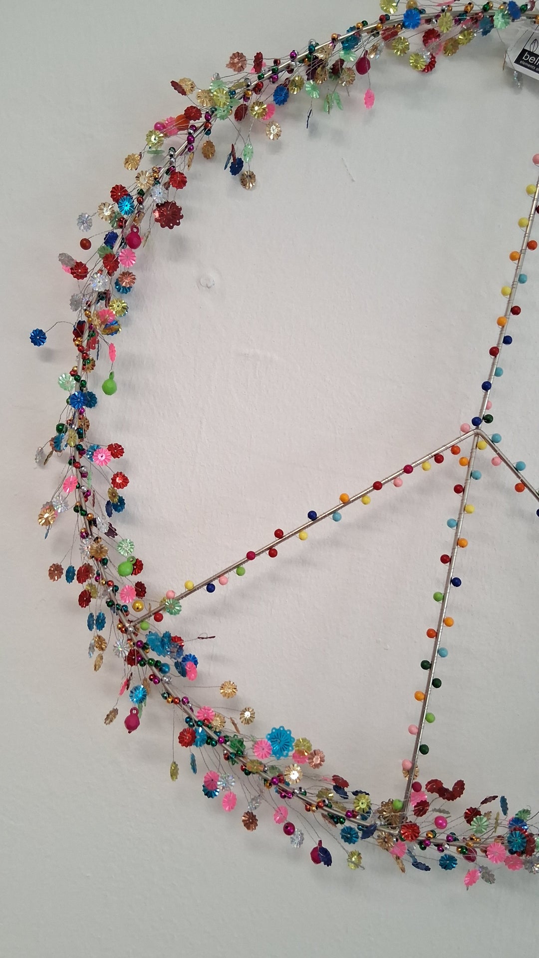 PEACE - Wanddekor mit bunten Pailletten und Perlen - Türkranz - Fensterkranz - 50cm