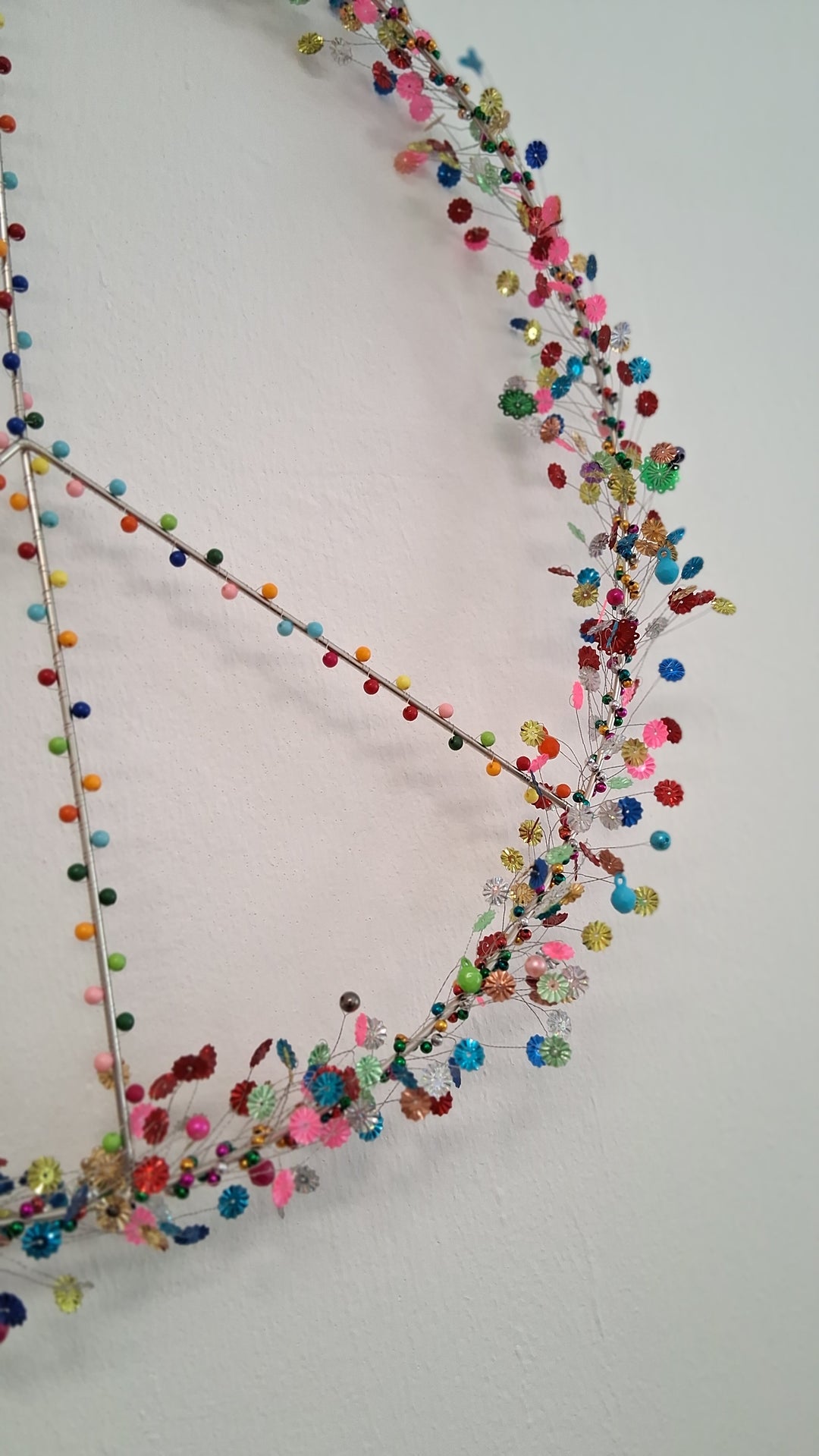 PEACE - Wanddekor mit bunten Pailletten und Perlen - Türkranz - Fensterkranz - 50cm