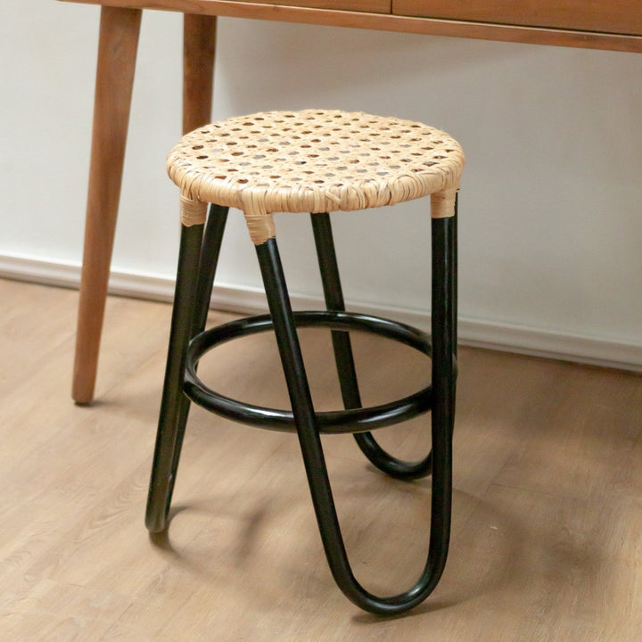 Rattanhocker KOLAKA Schwarz Ø35 cm mit geflochtener Sitzfläche | Dreibeiniger kleiner runder Hocker