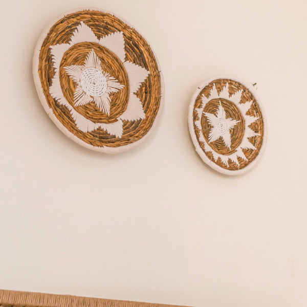 Handgefertigte Boho Wanddeko GUMA - Deko Korbschale aus Bananenfaser mit Makramee Muster