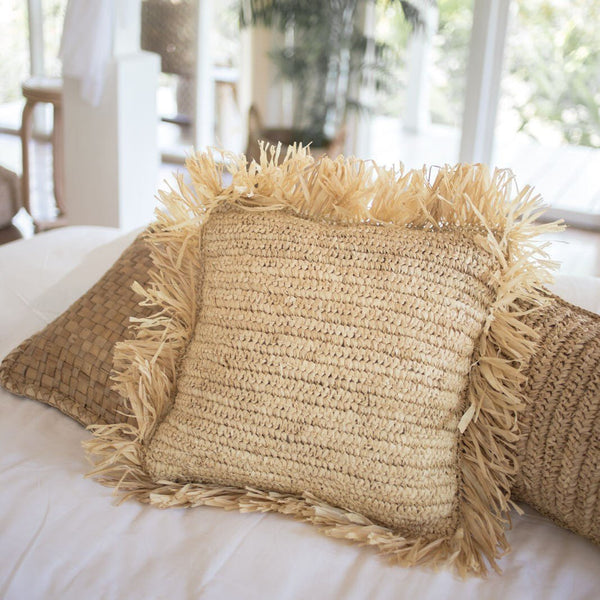 Boho Dekokissen mit Füllung | Sofakissen GANDI (natur) – Handgefertigtes Zierkissen aus Bast