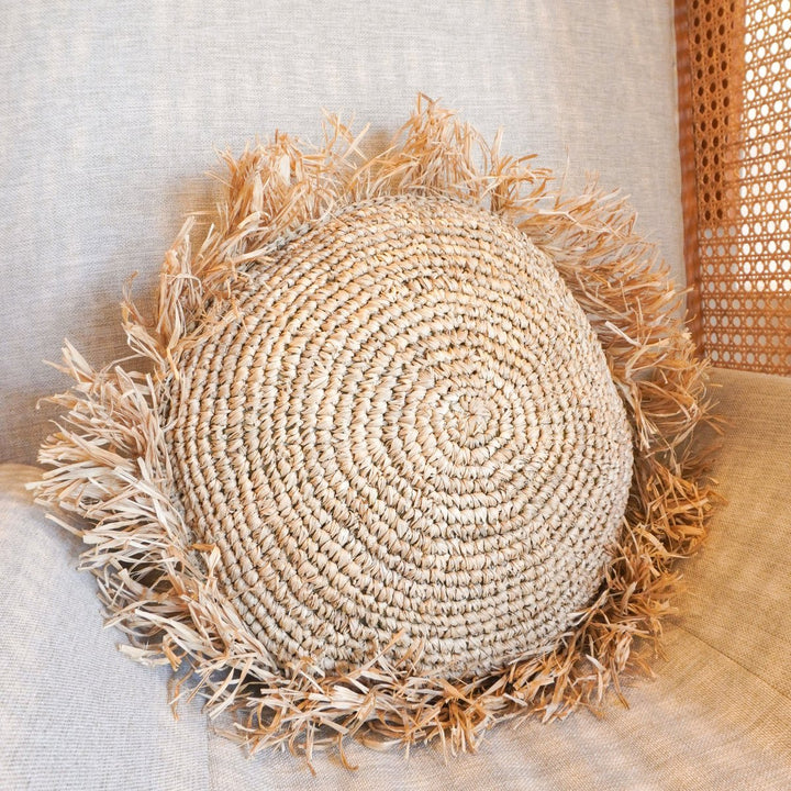 Rundes Boho-Kissen mit Fransen, Dekokissen aus Raffiabast - Ø40/50 cm - Sofakissen mit Füllung, TARAKAN beige