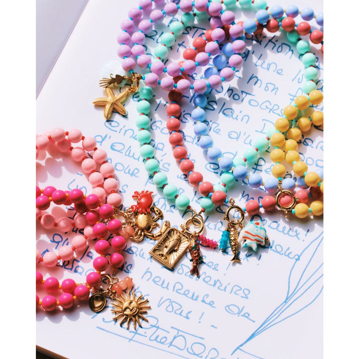 Halskette - Miyuki-Perlenkette XL - Hellrosa/Rot mit Charms