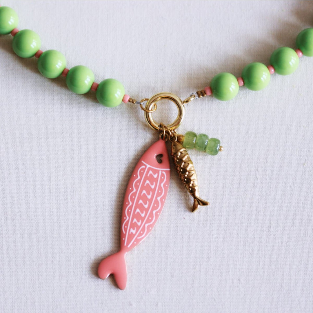 Halskette - Miyuki-Perlenkette XL - Grün/Lachs mit Charms