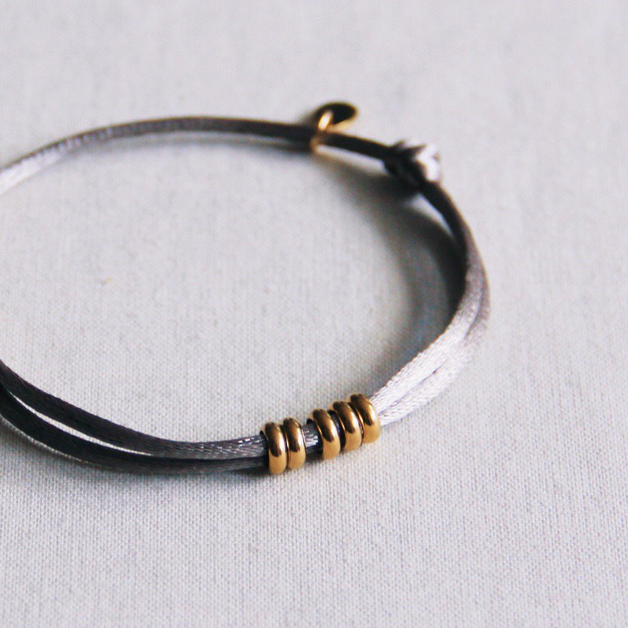 Satinarmband mit Ringen – Taupe/Gold
