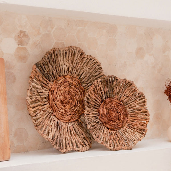 Handgefertigte Boho Wanddeko MELAYA - Deko Korbschale aus Bananenfaser in Blumenform