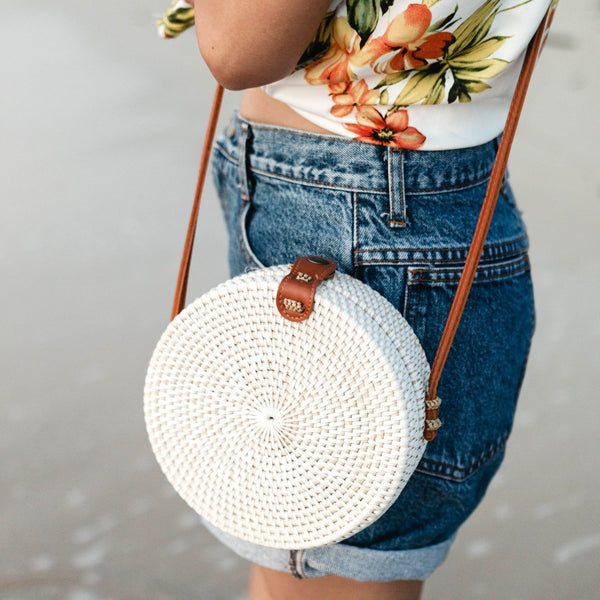 Handgefertigte Handtasche SENJA (weiß) - runde Boho Korbtasche - Rattan Umhängetasche