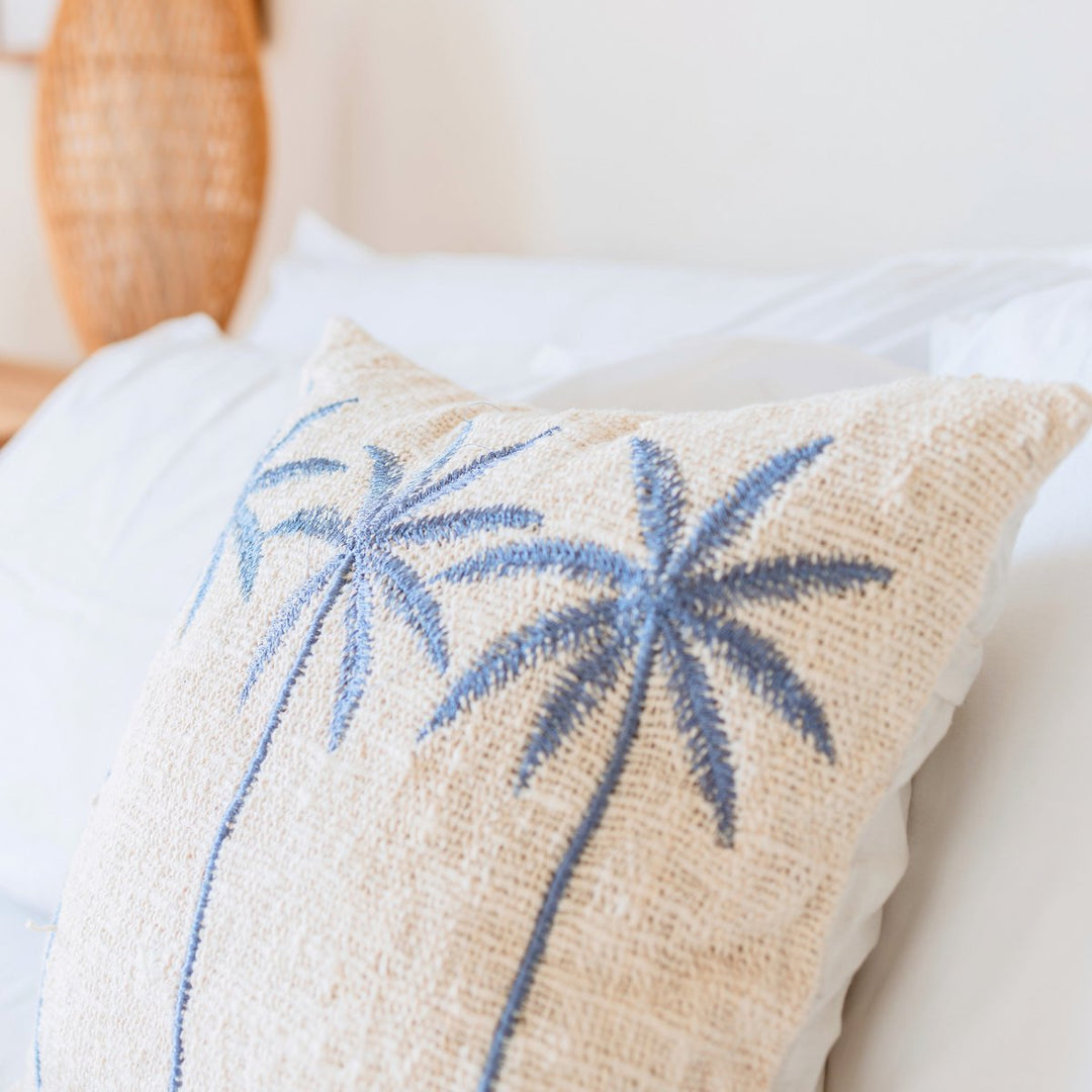 Kissenbezug ANARKA – Boho‑Kissen aus Baumwolle mit handgesticktem Palmenmuster