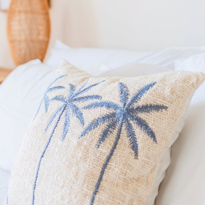 Kissenbezug ANARKA – Boho‑Kissen aus Baumwolle mit handgesticktem Palmenmuster