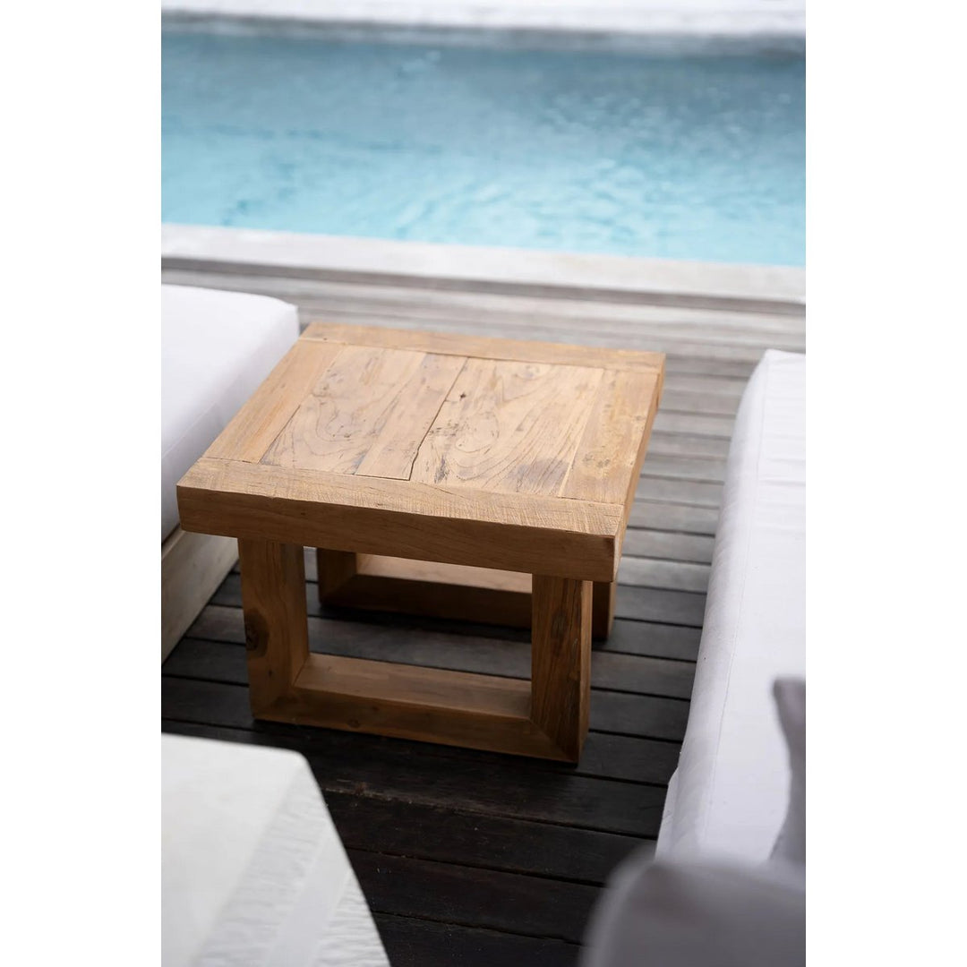 Der Beistelltisch aus recyceltem Teakholz – Natur