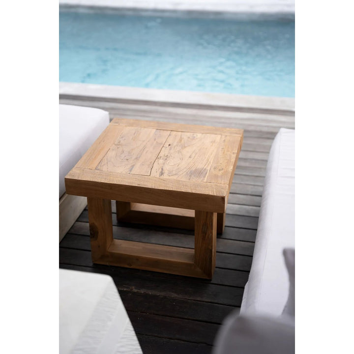 Der Beistelltisch aus recyceltem Teakholz – Natur