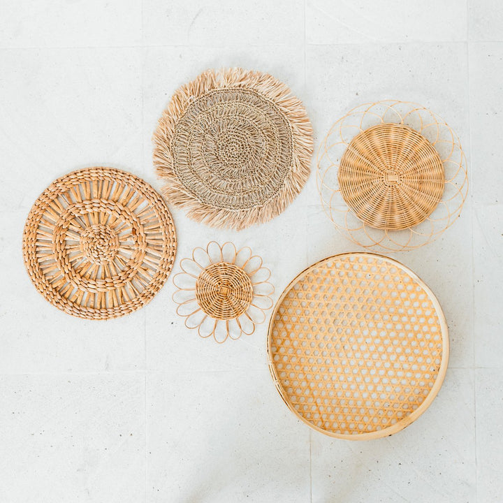 Boho Wanddekor Set PENIDA – Handgefertigte Wandteller aus Rattan, Bambus, Wasserhyazinthe & Raffia