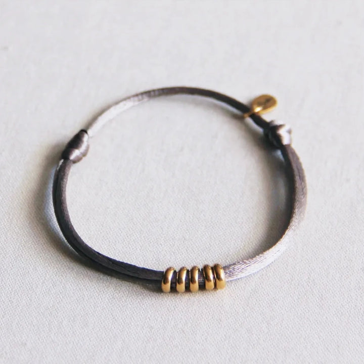 Satinarmband mit Ringen – Taupe/Gold