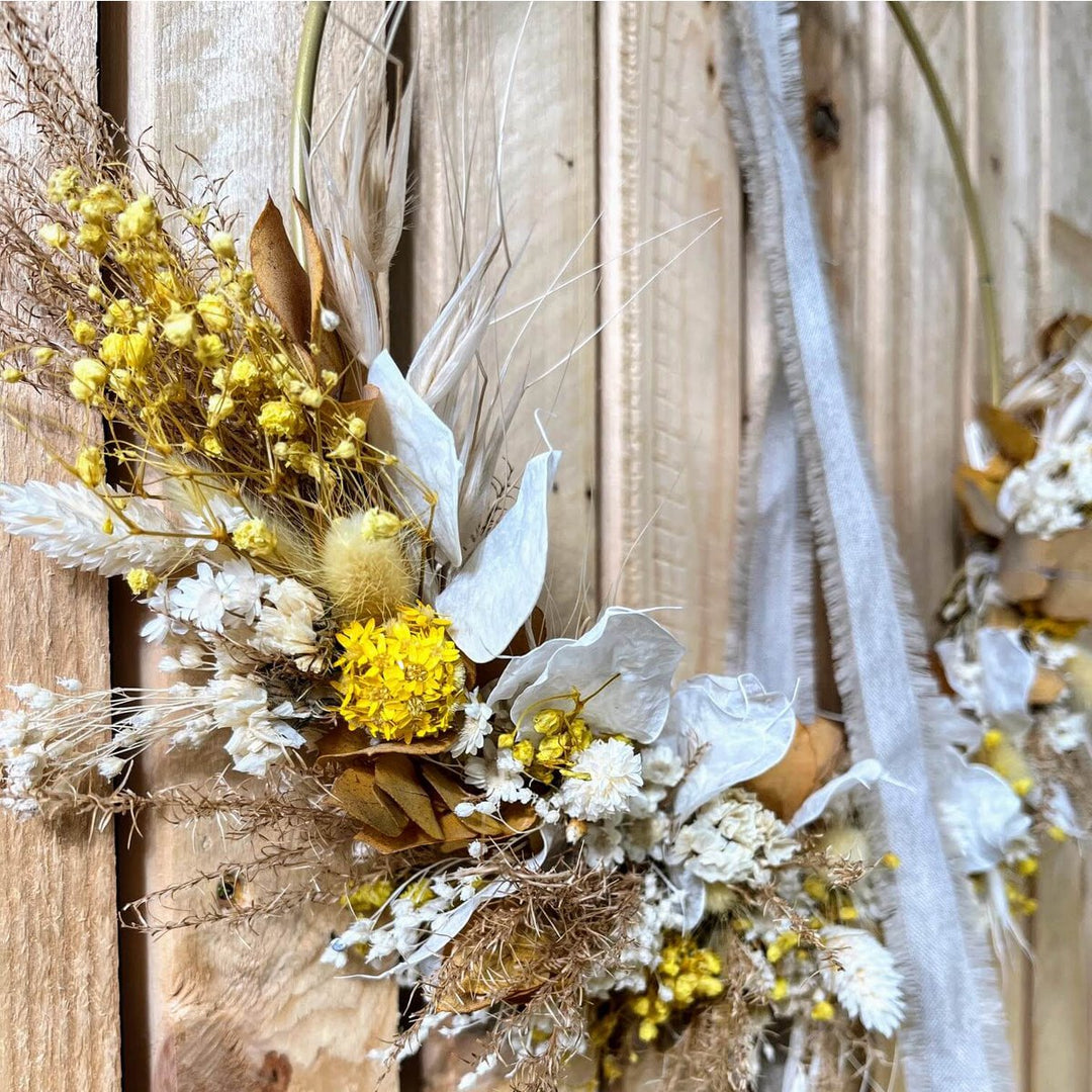 Strahlende Gelbtöne: Halbgebundener Trockenblumenkranz für den Frühling