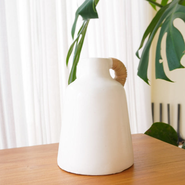 Handgegossene Tonvase SANA - Boho Deko Vase - Blumenvase mit Rattanhenkel