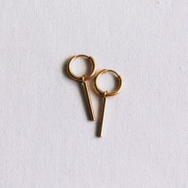 Ohrringe - Mini Creole mit Stab Anhänger - Gold